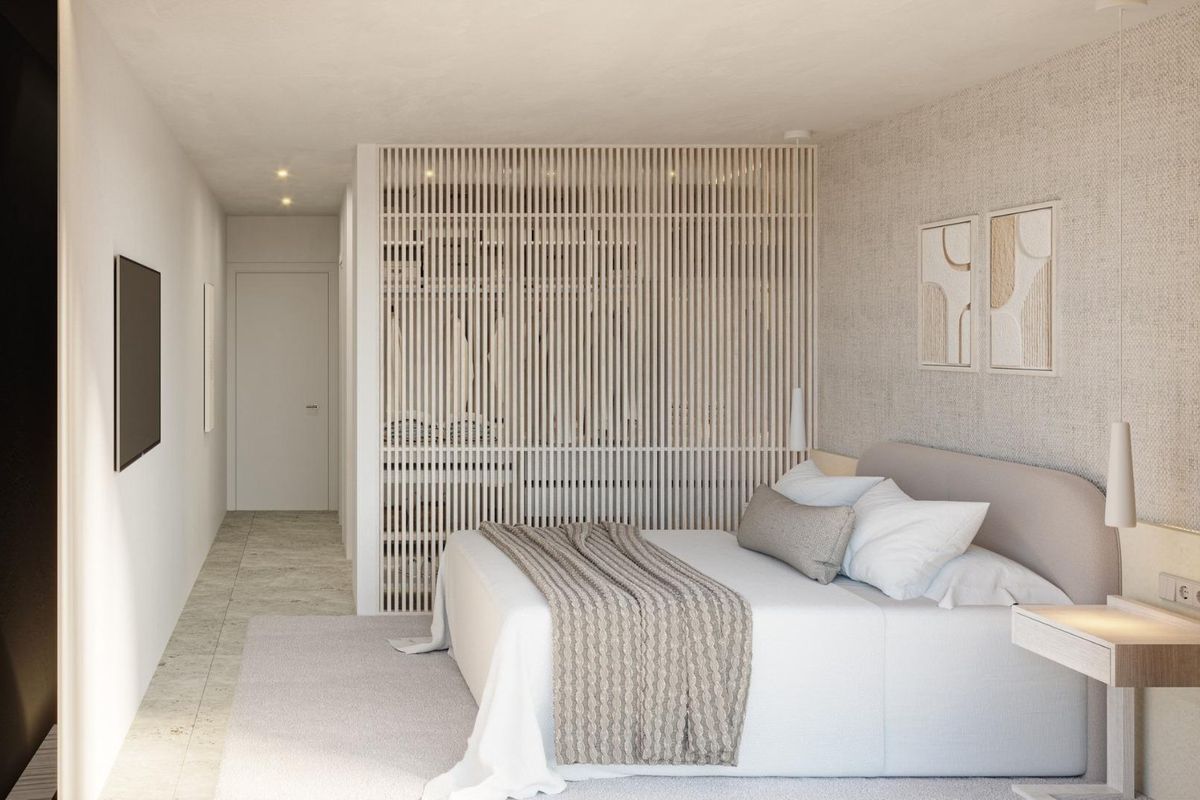 Chique slaapkamer met een moderne scheidingswand en een gezellige sfeer, gelegen in een mooi appartement in Mojacar.