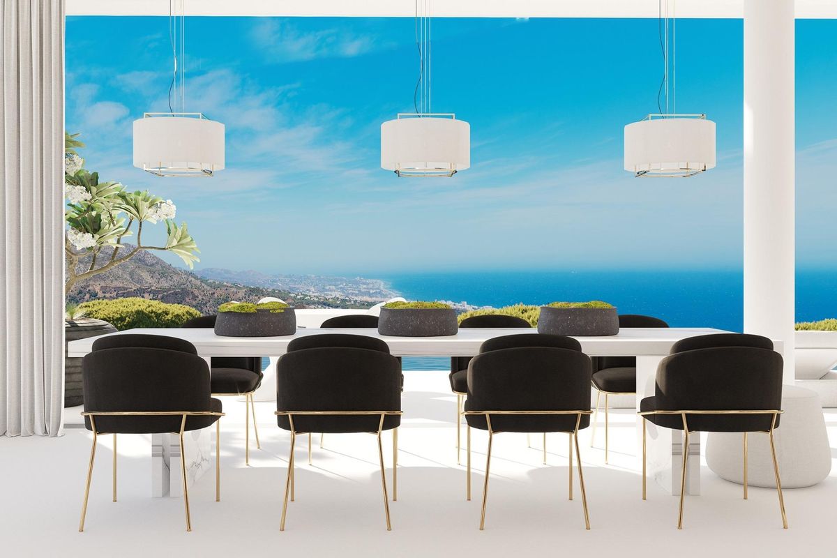 Elegante eetkamer met panoramisch uitzicht op zee, perfect voor vermaken in een villa in Benahavís.