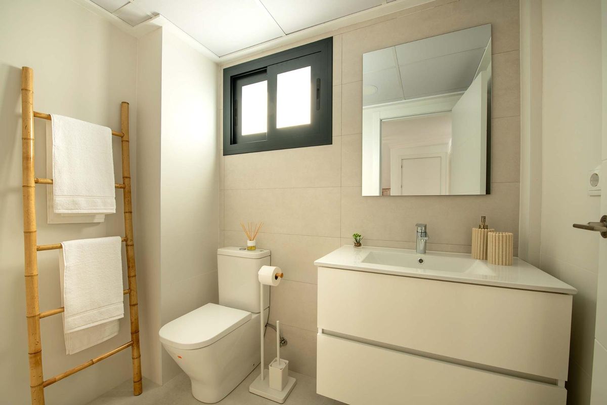 Stijlvol ontworpen badkamer met moderne accessoires in een 3-slaapkamer bungalow in Cox, Costa Blanca Zuid, Spanje.