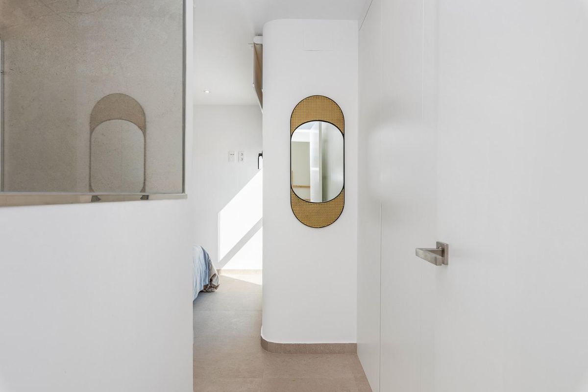 Heldere gang met natuurlijk licht, leidend naar de slaapkamers in een 3-slaapkamer villa in Los Alcazares, Costa Calida.