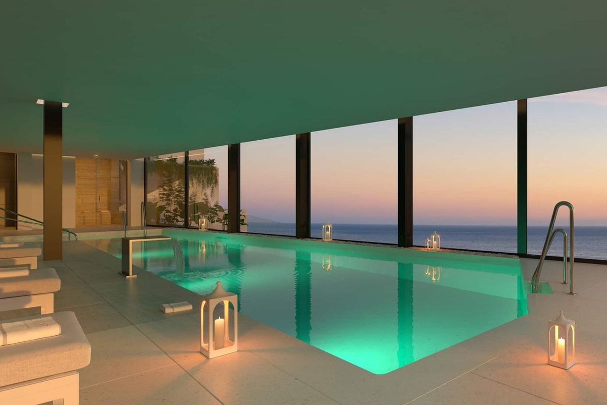 Luxe binnenzwembad met uitzicht op zee, ideaal voor ontspanning in een penthouse in Fuengirola.