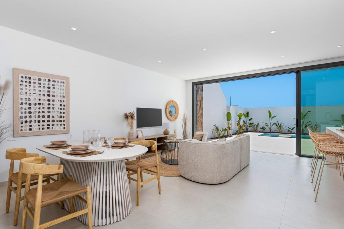 Moderne woonkamer in een 3-slaapkamer townhouse met eetruimte en uitzicht op het zwembad in Los Alcazares.