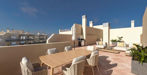 Ruimtelijk terras met eetgedeelte en lounge stoelen in een penthouse in Torrox, Costa del Sol.