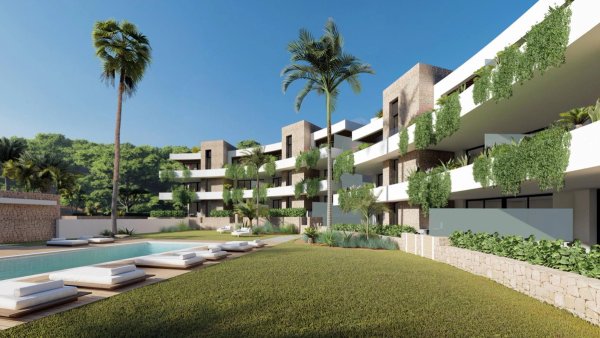 Buitenzicht op een modern appartementencomplex met palmbomen en een zwembad in La Manga Club, Costa Calida.