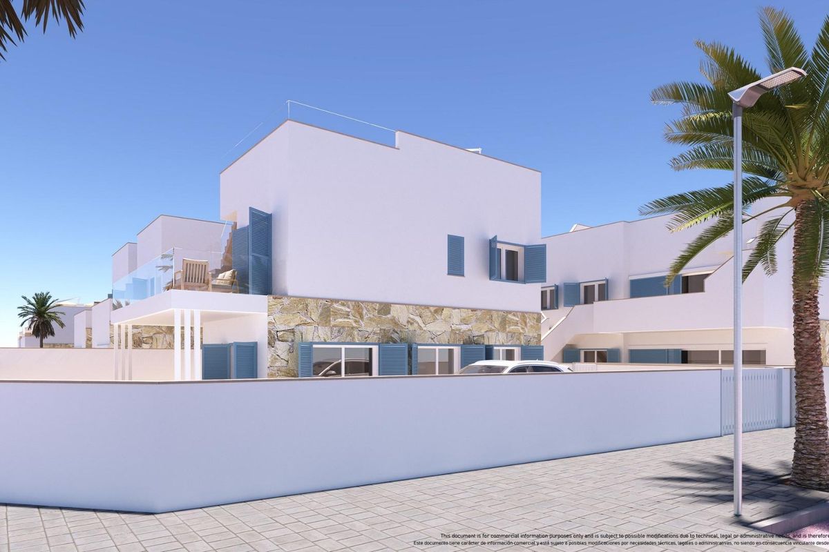 Moderne buitenkant van bungalows met sleek ontwerp en palmbomen in Pilar de La Horadada, Costa Blanca Zuid.