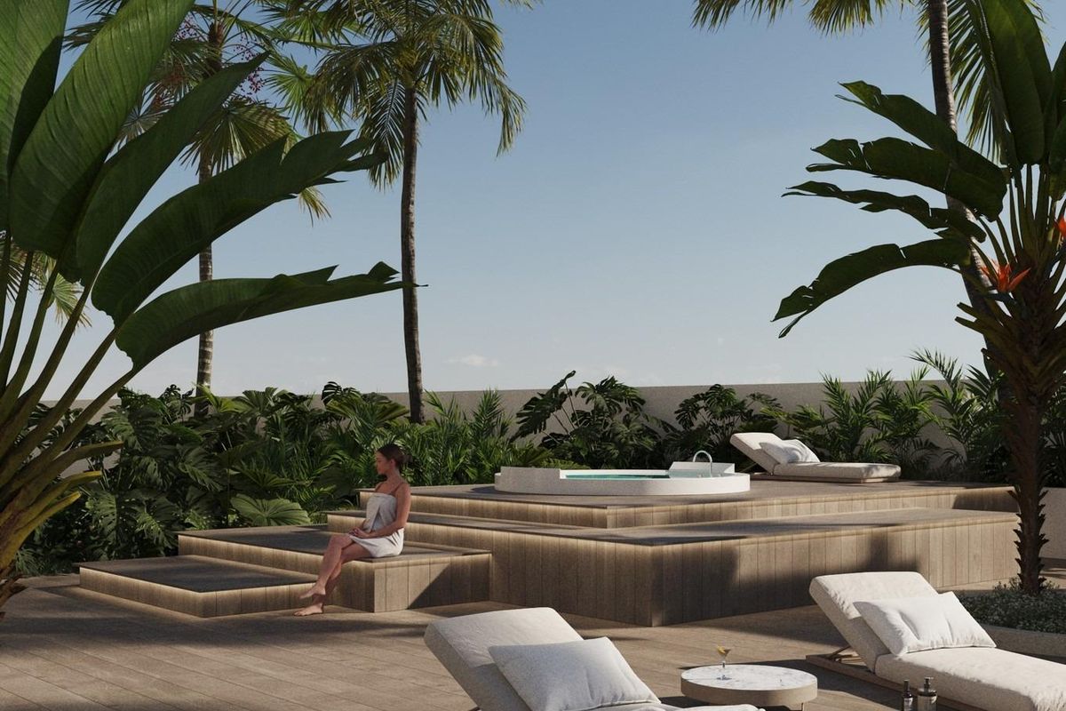 Rustige ontspanningsplek met houten terras en jacuzzi, prachtig geïntegreerd in de tuin van de villa's in Calpe.