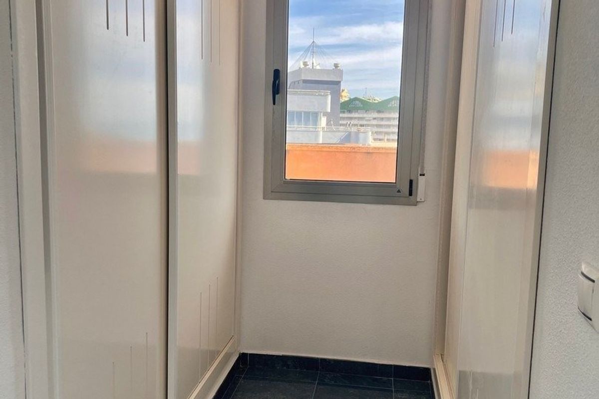 Smalle gang in een 3-slaapkamer penthouse in Calpe, met inbouwkasten.