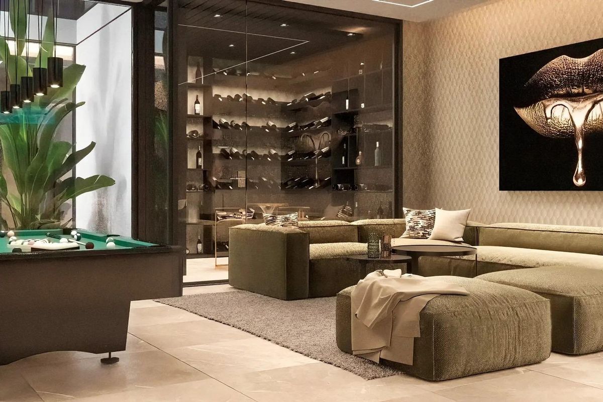 Gezellige entertainmentruimte met een biljarttafel en loungebanken, die binnen- en buitenleven in Benahavís integreert.