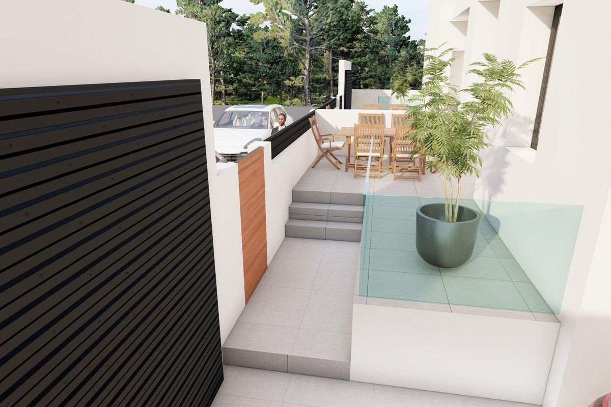 Gedetailleerde opname van de ingangspatio en tuin van de villa in Daya Nueva, Costa Blanca, Spanje.