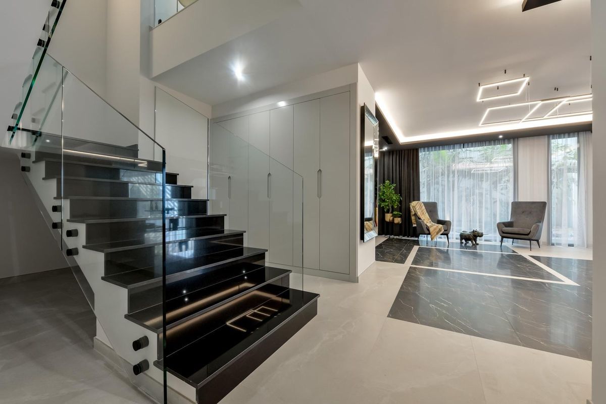 Elegante trap die naar de bovenverdiepingen leidt in een 8-slaapkamer villa in Finestrat, Costa Blanca.