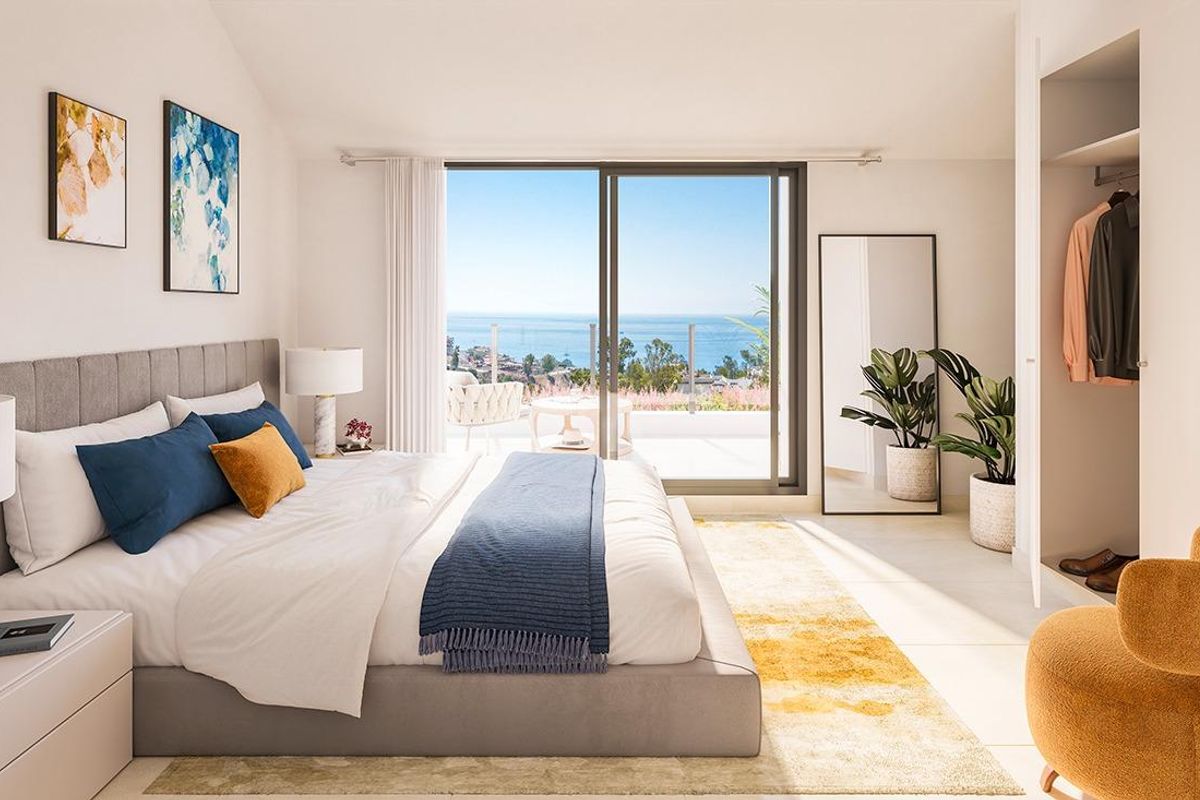 Uitnodigende slaapkamer met uitzicht op de zee en moderne inrichting in een 3-slaapkamer penthouse in Benalmádena.