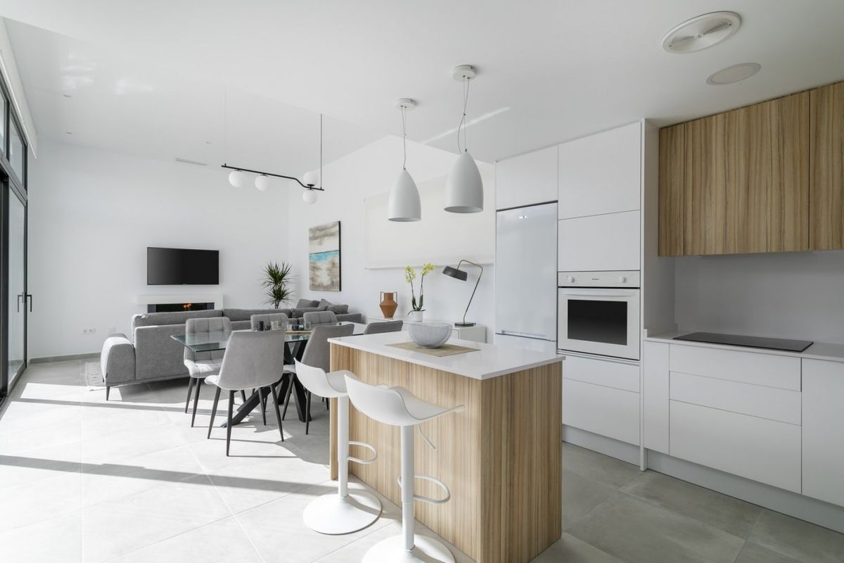 Heldere keuken met eetruimte en eiland, onderdeel van een stijlvolle 3-slaapkamer villa in Calasparra.