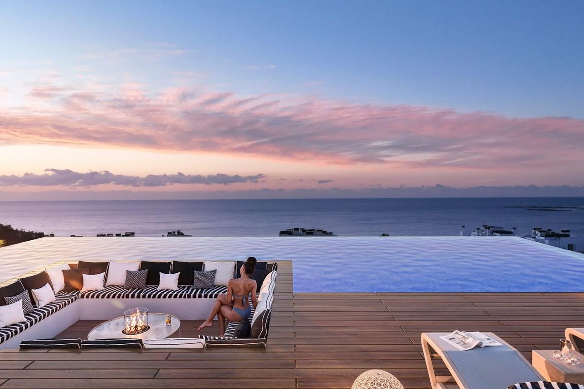 Luxueus terras met lounge en infinity pool, met uitzicht op de zee in Villajoyosa.