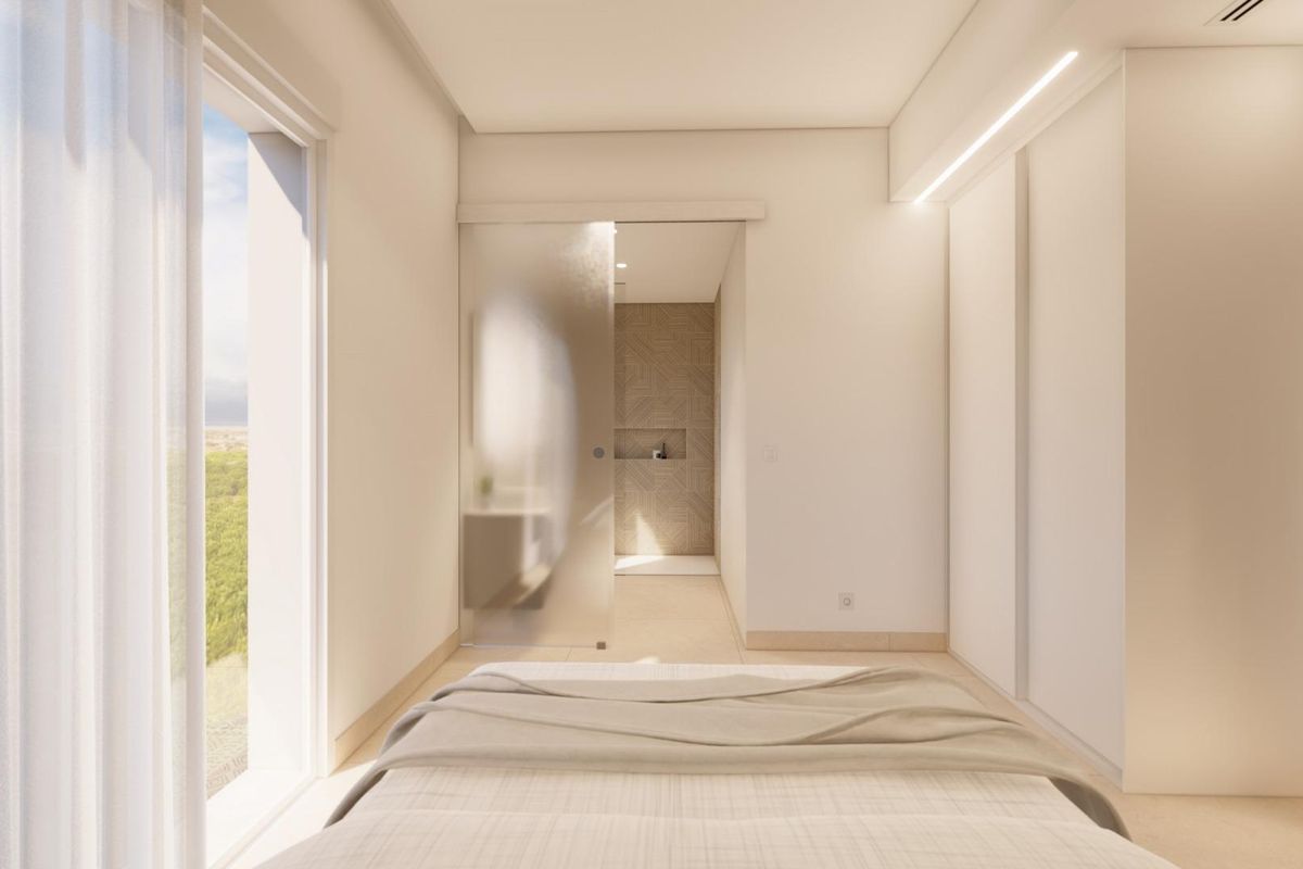 Comfortabele slaapkamer met een hedendaags ontwerp en aangrenzende badkamer in een 3-slaapkamer villa in Pilar de La Horadada, Spanje.
