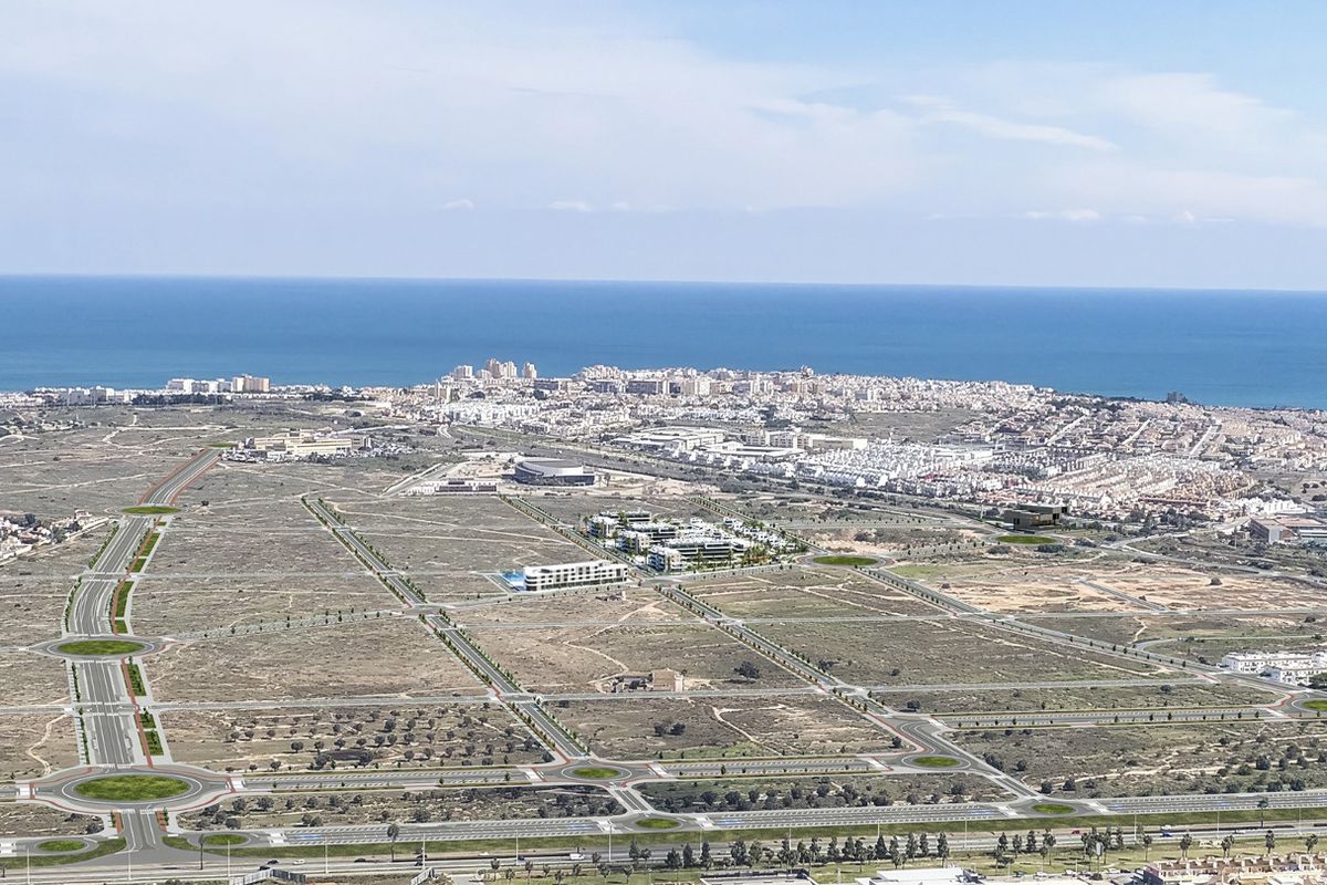 Indrukwekkende luchtfoto van Torrevieja, met de kustlijn en stedelijk gebied langs Costa Blanca Zuid, Spanje.
