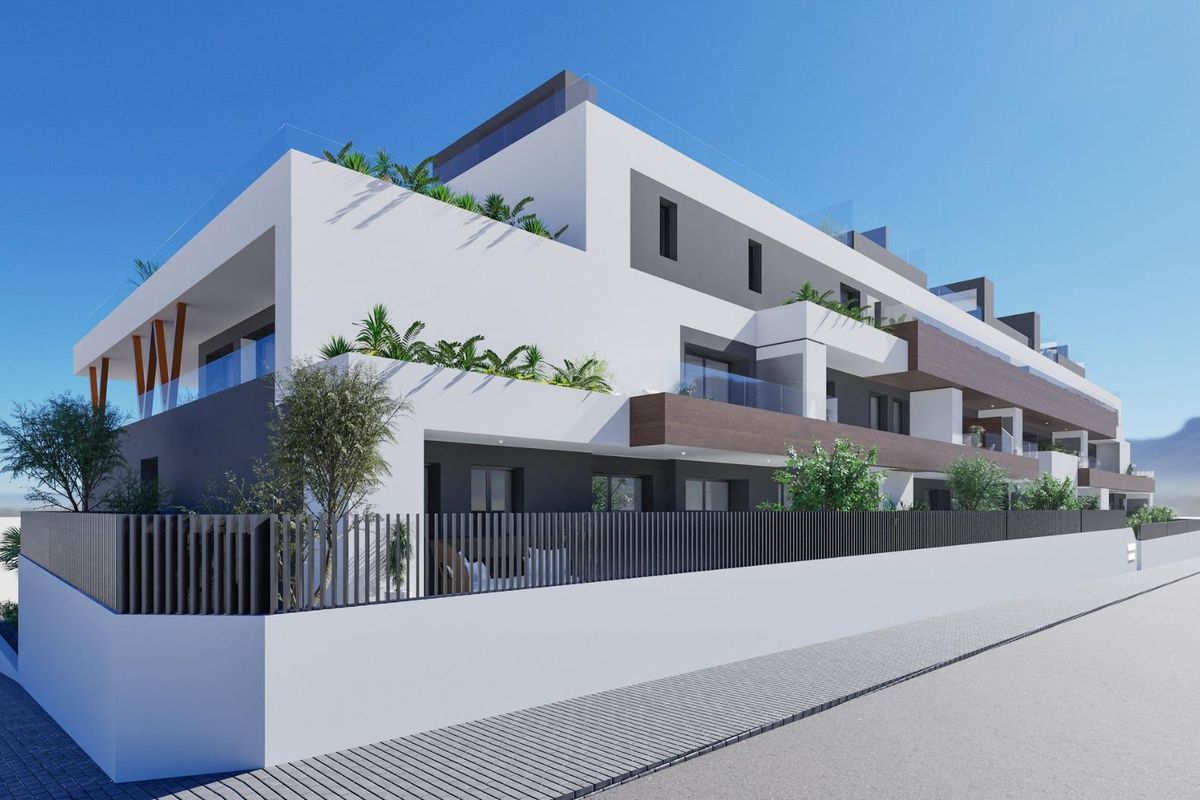 Modern buitenontwerp van het drie-slaapkamer appartement in Benijofar, Costa Blanca, met groen.