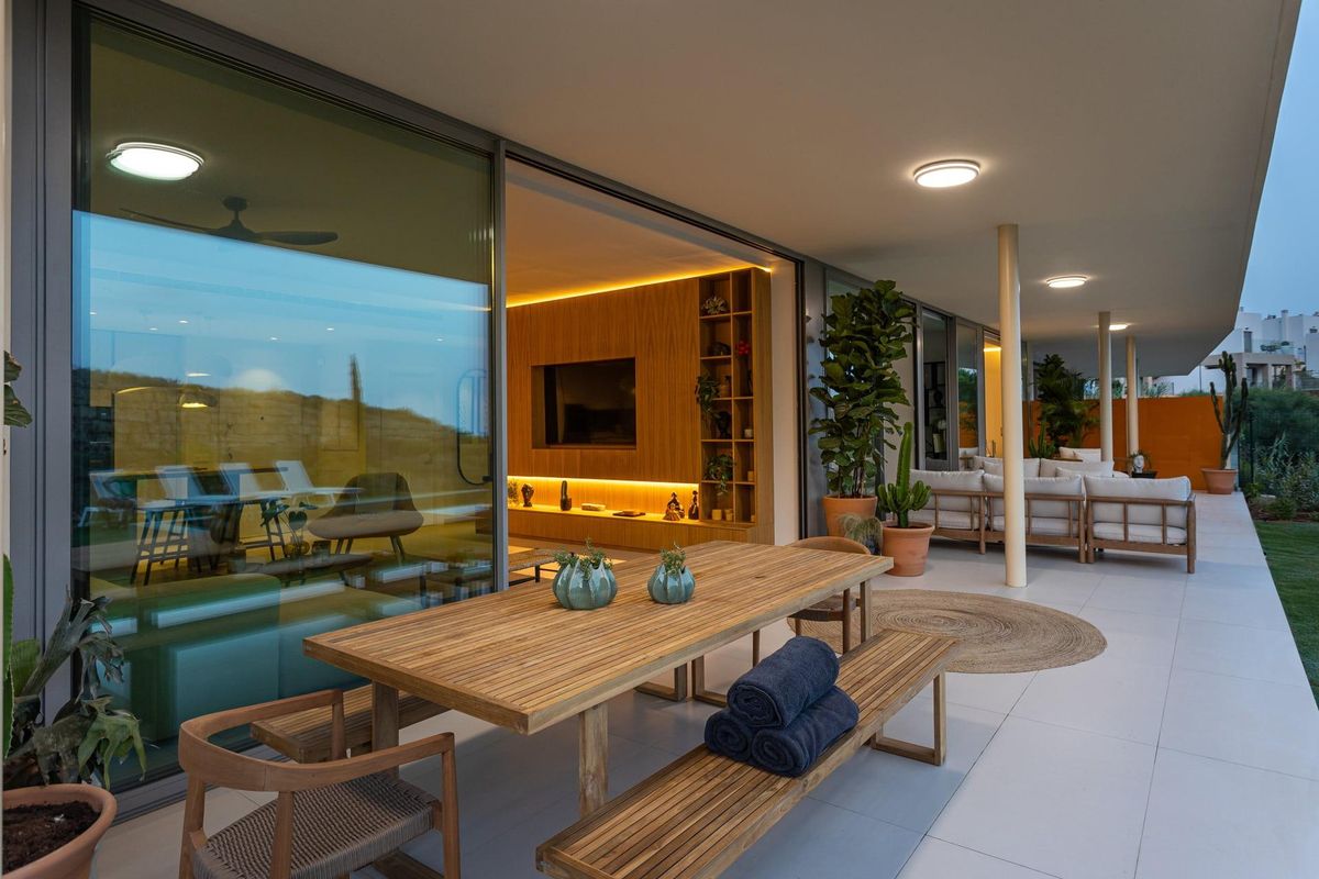 Gezellige avond terras met warme verlichting in het appartement op de begane grond in Fuengirola.