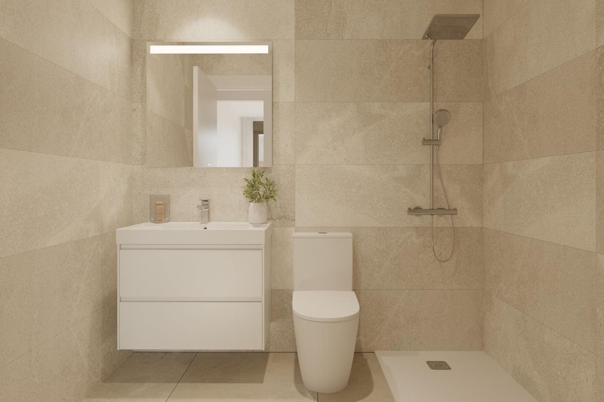 Strakke badkamer met moderne armaturen, gelegen in een 2-slaapkamer appartement in San Roque, Costa del Sol, met tegelwerk.