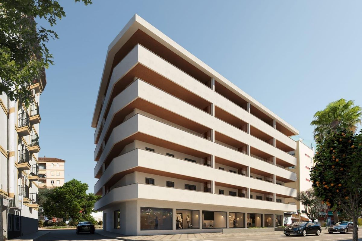 Moderne buitenkant van een nieuw gebouw met 3-slaapkamers in Fuengirola, Costa del Sol, met drie niveaus.