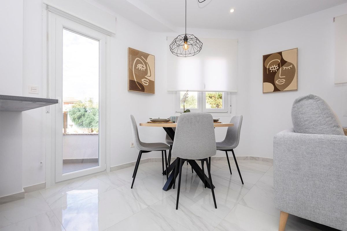 Eetruimte in een helder appartement in Jacarilla, met een moderne tafel en comfortabele stoelen.
