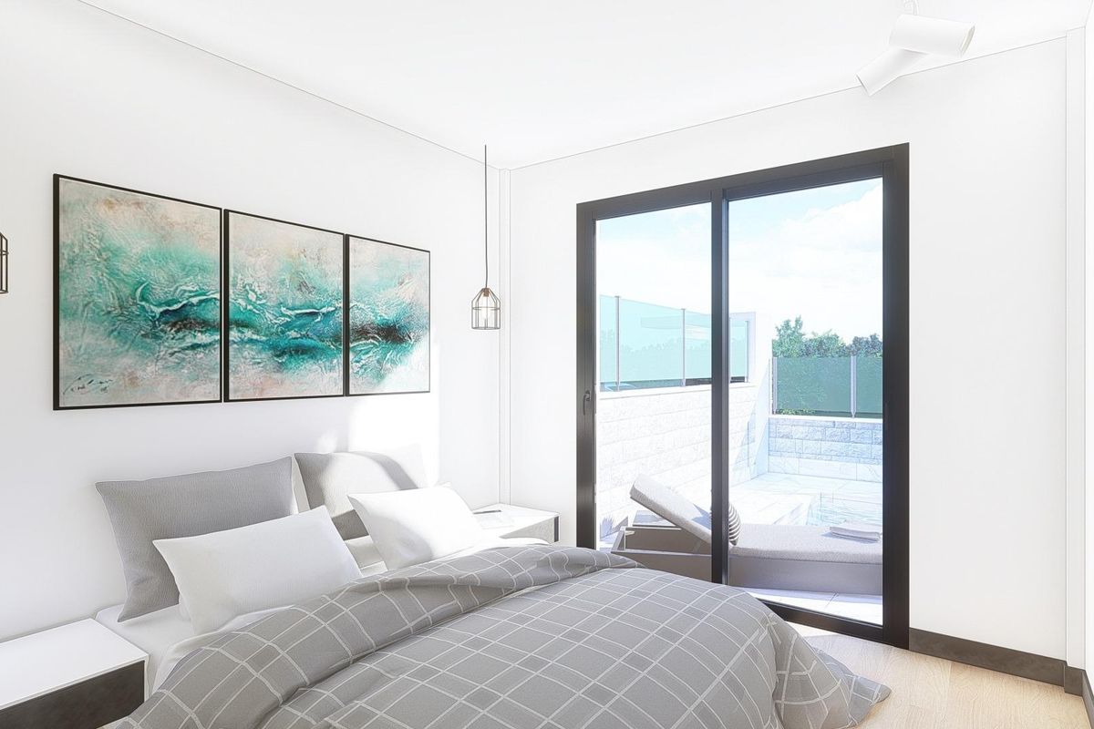 Gezellige slaapkamer in de villa met toegang tot het balkon en moderne kunst, gelegen in Pilar de La Horadada.