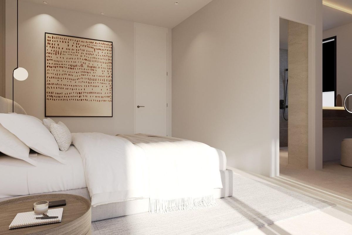 Zwembad met ligstoelen in villa Finestrat