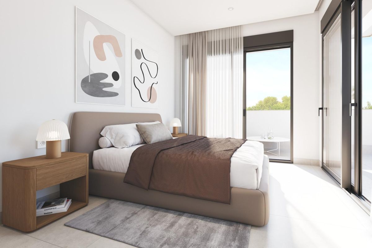 Heldere slaapkamer met grote ramen en toegang tot het balkon in een 3-slaapkamer villa, San Javier, met moderne decoratie.