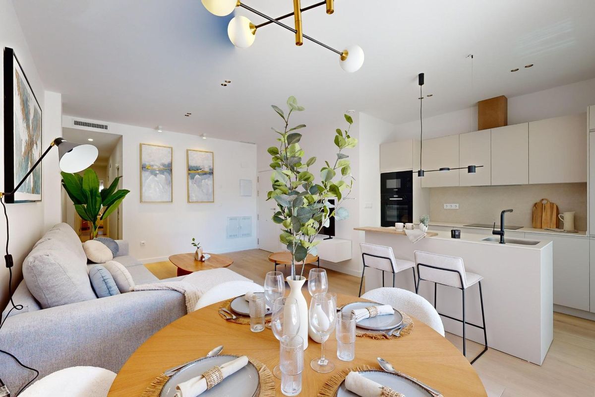Heldere en moderne woonkamer met eettafel en keuken zichtbaar in de penthouse, Guardamar del Segura.
