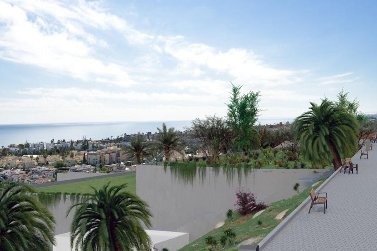 Een prachtig uitzicht van een woning in Vera, Costa de Almeria met uitzicht op de kust en palmbomen.