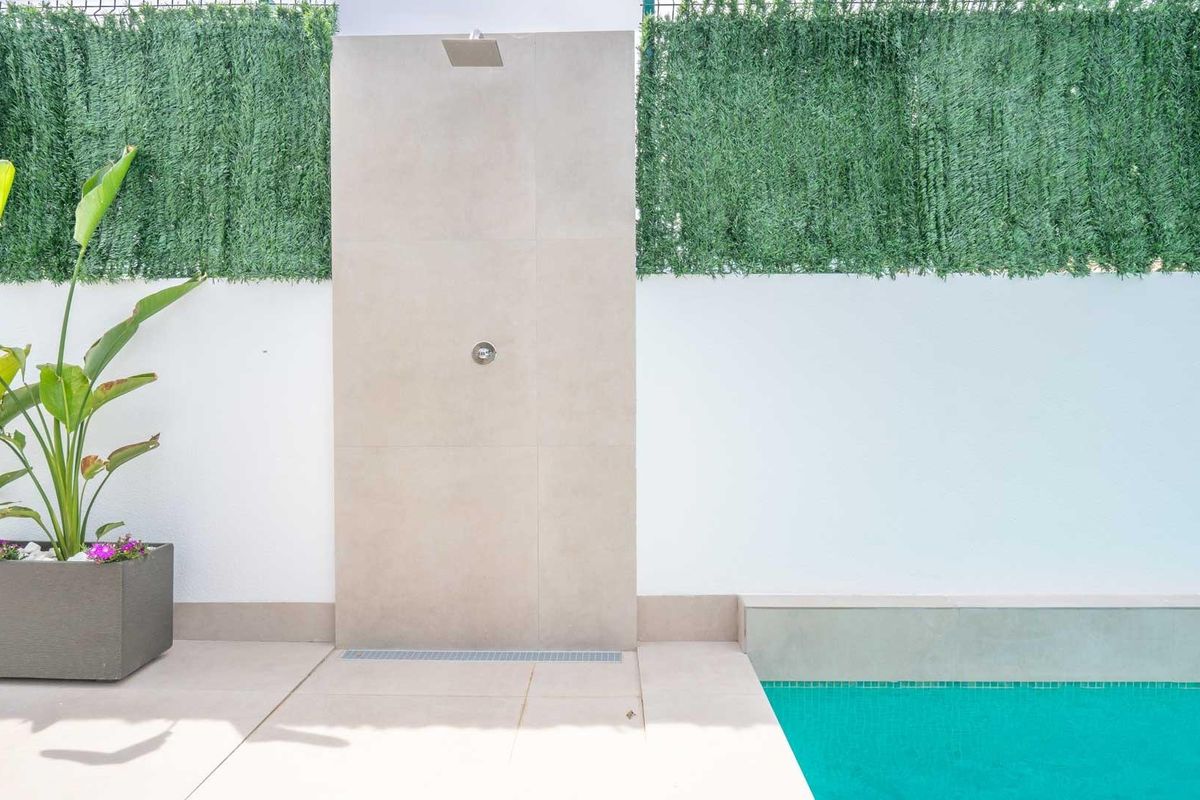 Buiten douche naast het zwembad van de villa in Torre Pacheco, Costa Calida, perfect voor warm weer.