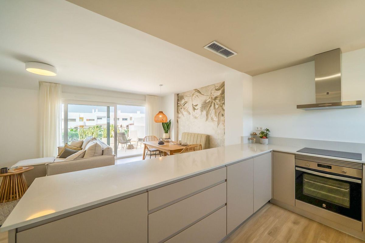 Open keuken en woonkamer in een 2-slaapkamer appartement in Orihuela, met een naadloze indeling en heldere interieurs.