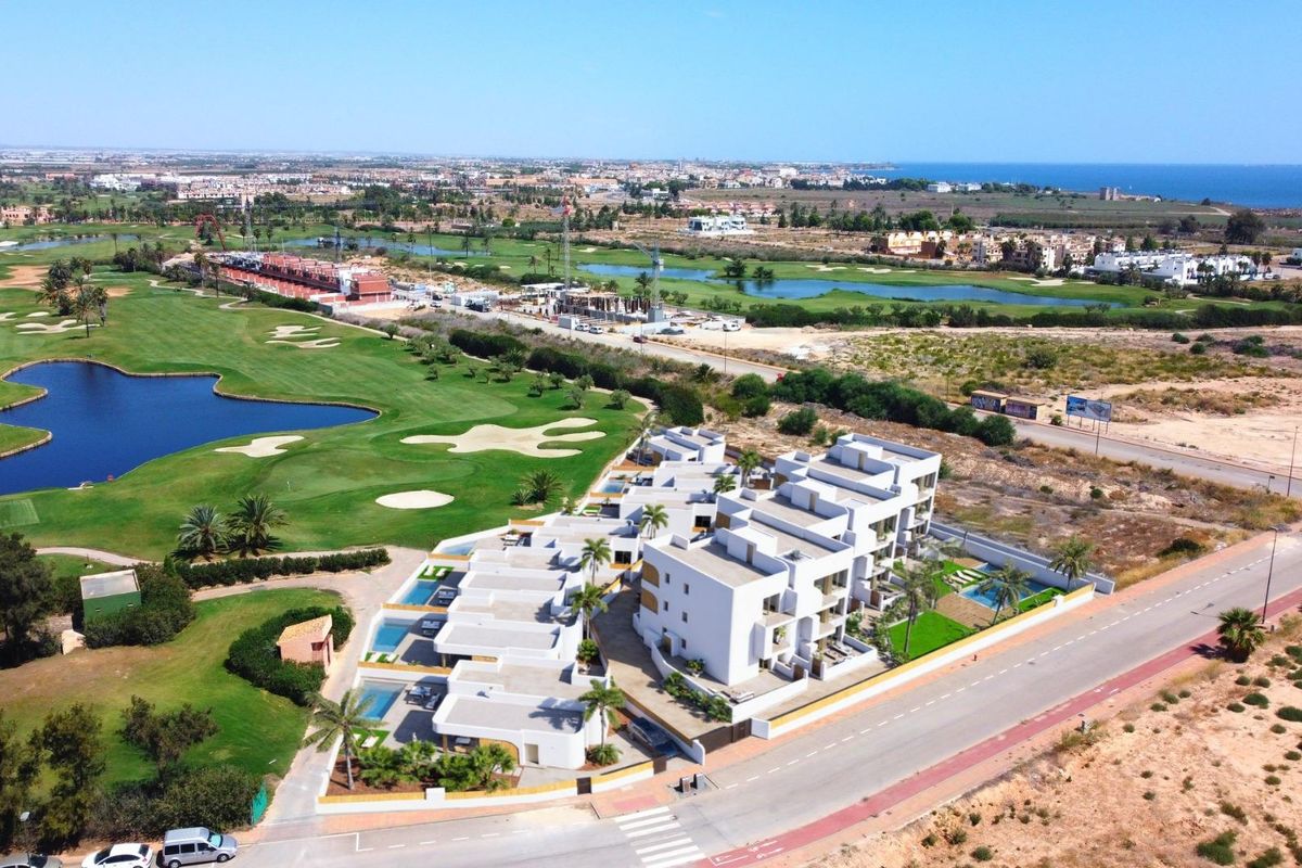 Luchtfoto van het luxe penthousecomplex met 2 slaapkamers in Los Alcazares, nabij schilderachtige golfbanen.