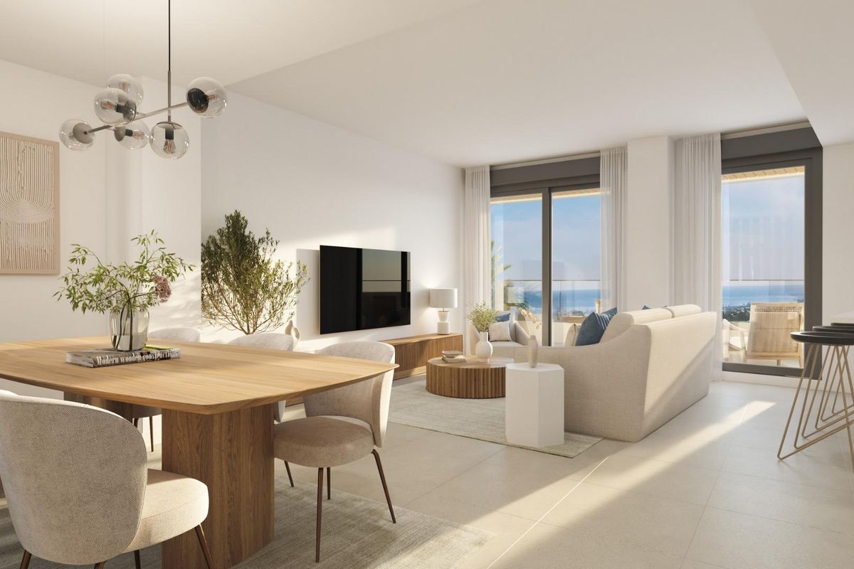 Heldere woonruimte in een 2-slaapkamer appartement in Estepona, met moderne inrichting en uitzicht op de kust.