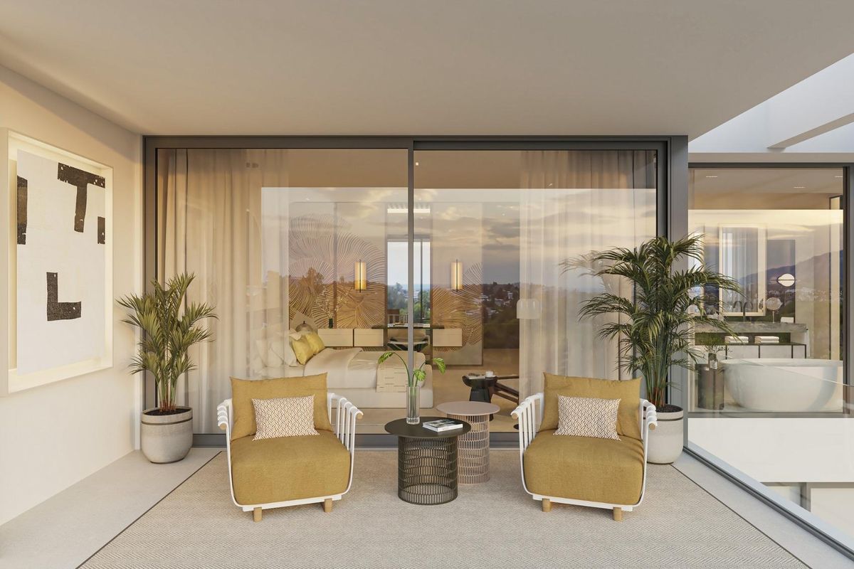 Gezellige terraszitruimte van een villa in Marbella, perfect voor ontspanning met prachtige uitzichten.