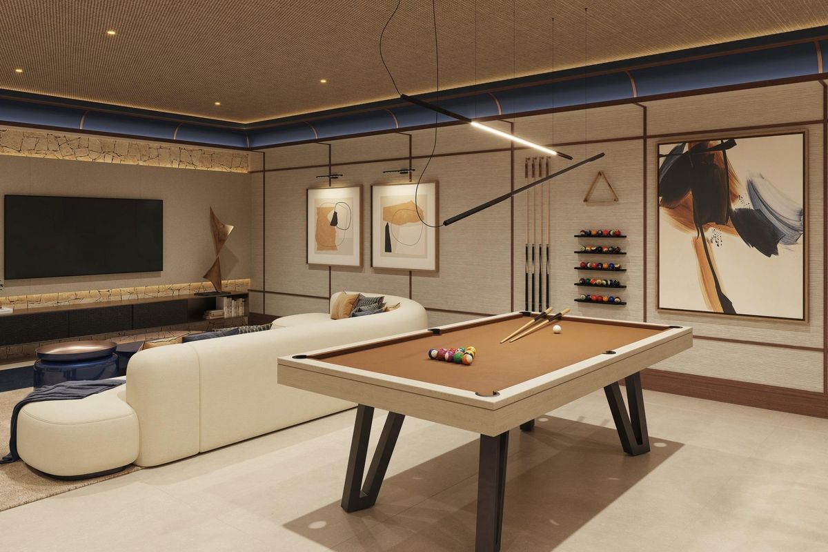 Speelkamer in een villa in Marbella met een biljarttafel en artistieke decoratie voor entertainment.