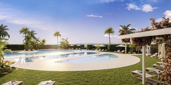 Zonnig zwembad met palmbomen en ligbedden, gelegen in een 2-slaapkamer appartement in Villajoyosa, Costa Blanca.