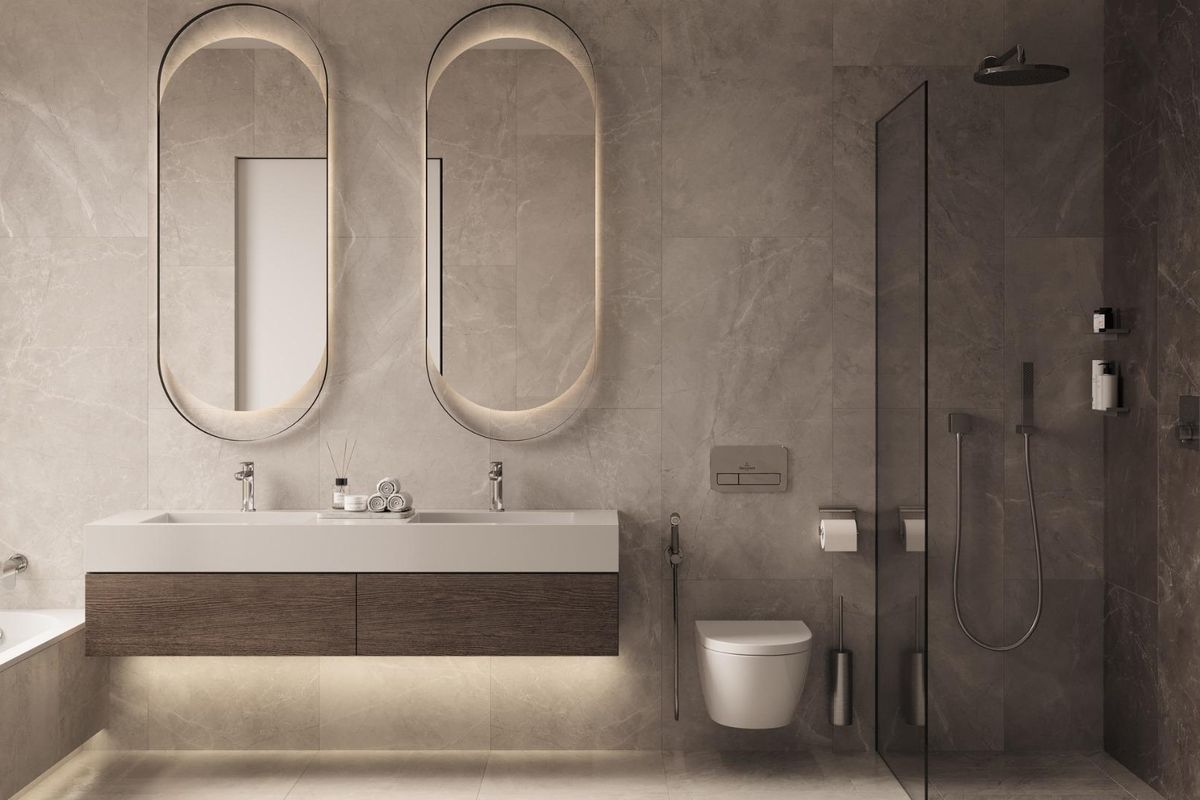 Luxe badkamer met moderne armaturen en verlichting in een villa in Mijas.