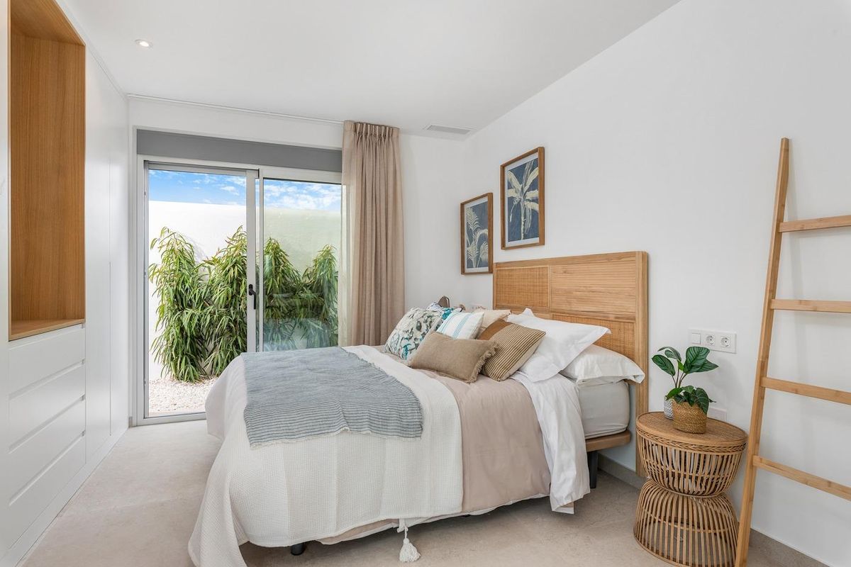 Serene slaapkamer met natuurlijk licht en stijlvolle decoratie in een 3-slaapkamer villa gelegen in Los Alcazares.