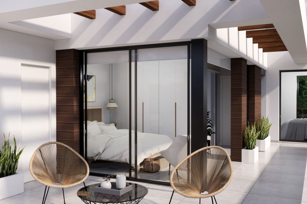 Gezellige woonkamer met grote ramen in de villa, die natuurlijk licht bevordert, gelegen in Pilar de La Horadada.