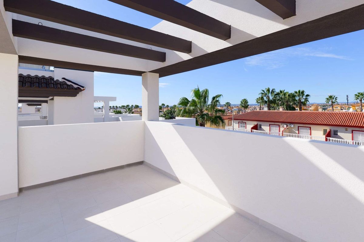 Heldere terras met uitzicht en natuurlijk licht van een 3-slaapkamer townhouse in Rojales, Costa Blanca Zuid.