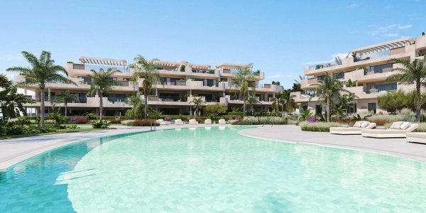 Buitenzijde van een luxe appartementencomplex met een glinsterend zwembad in Estepona, Costa del Sol.