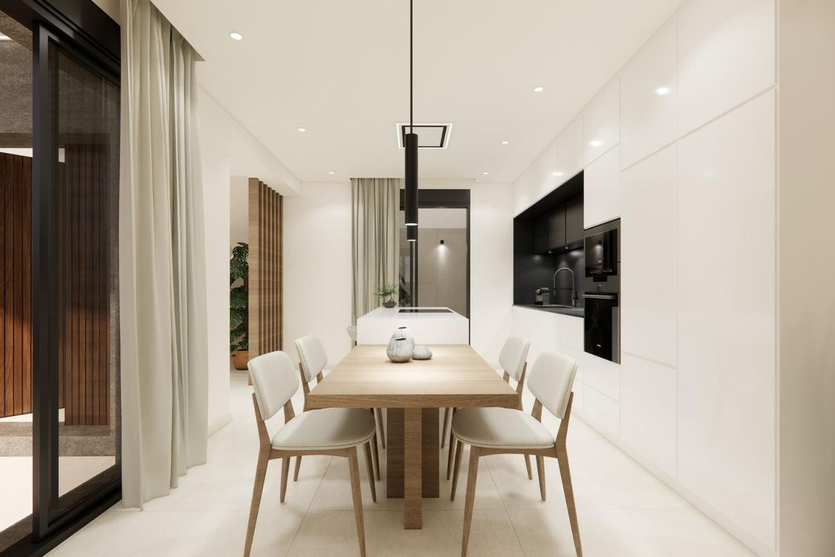 Stijlvolle eetkamer met een houten tafel in de open indeling van de bungalow in Dolores, Spanje.