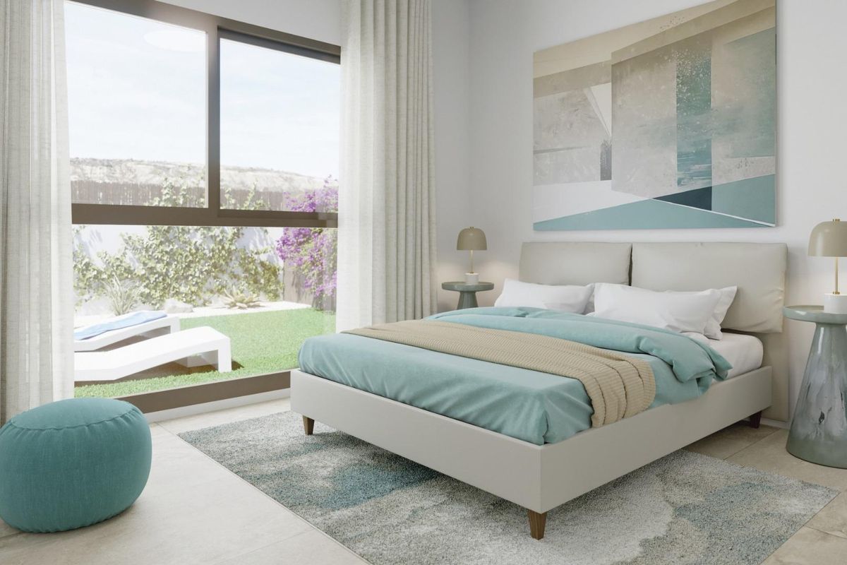 Gezellige slaapkamer met grote ramen die de tuin tonen in een 3-slaapkamer villa in Algorfa, Costa Blanca Zuid.