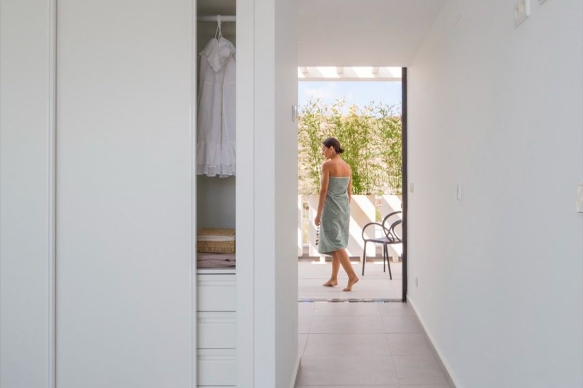 Practical interior corridor leading to the patio in the villa, highlighting a clean modern design in Baños y Mendigo.