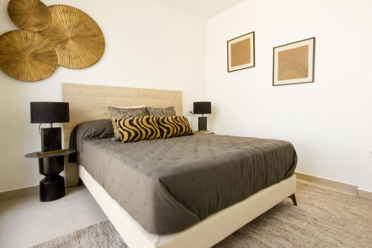 Stijlvolle slaapkamer met moderne decoraties en nachtlampen in een 3-slaapkamer appartement in San Fulgencio.