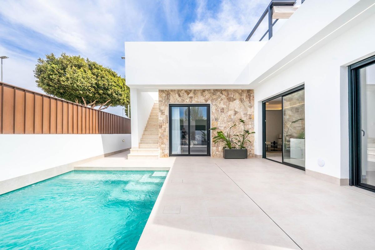 Zwembadgebied van de 3-slaapkamer villa met een moderne stenen gevel in Torre Pacheco, Costa Calida, Spanje.