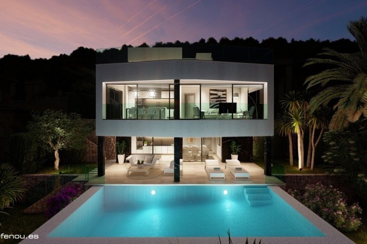 Elegante villa verlicht 's nachts met zwembad en tuin in Calpe, Costa Blanca Noord.