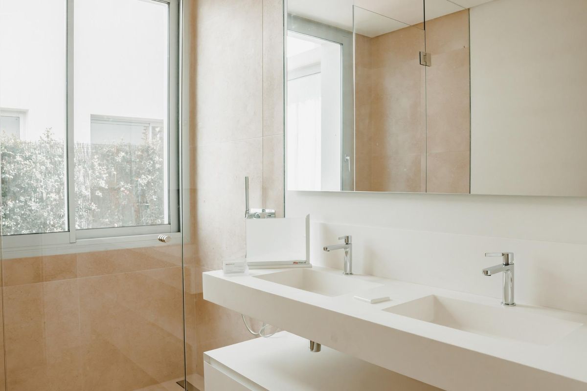 Moderne badkamer in een 3-slaapkamer appartement in Benahavís, met eigentijdse functies en natuurlijk licht.