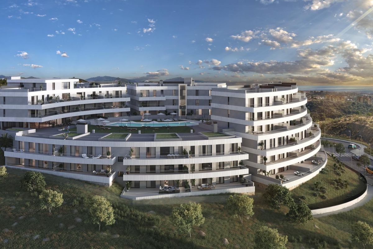 Luchtfoto van een stijlvol 2-slaapkamer appartementcomplex in Estepona, met een centraal zwembad en groenvoorzieningen.