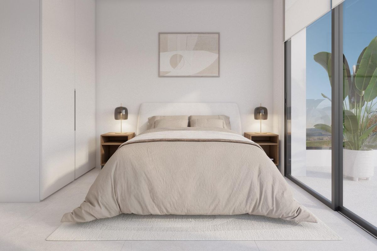Moderne master slaapkamer in de villa in Fuente Álamo met elegante meubels en een zonnig uitzicht.